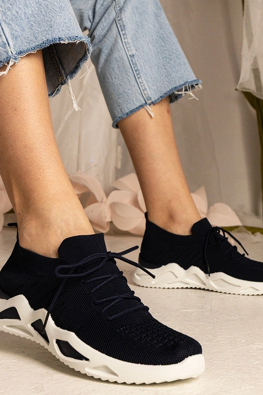 Dunkelblaue Sneakers mit... Dunkelblaue Sneakers mit...