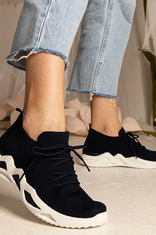 Dunkelblaue Sneakers mit... Dunkelblaue Sneakers mit...