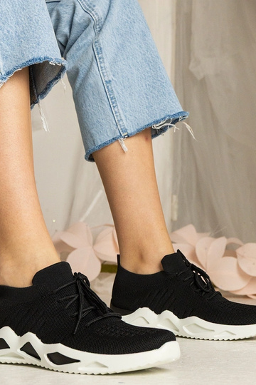Schwarze Sneakers mit...