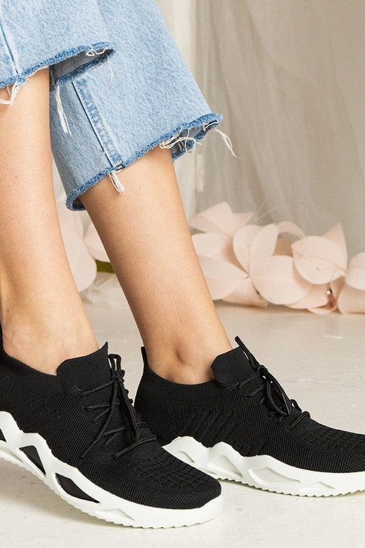 Schwarze Sneakers mit Sockenstiefel...