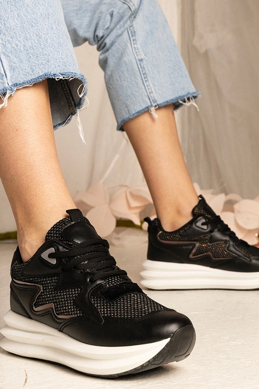 Schwarze Sneakers mit holografischen... Schwarze Sneakers mit holografischen...