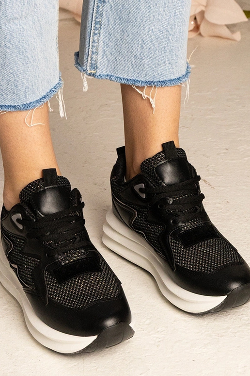 Schwarze Sneakers mit holografischen... Schwarze Sneakers mit holografischen...