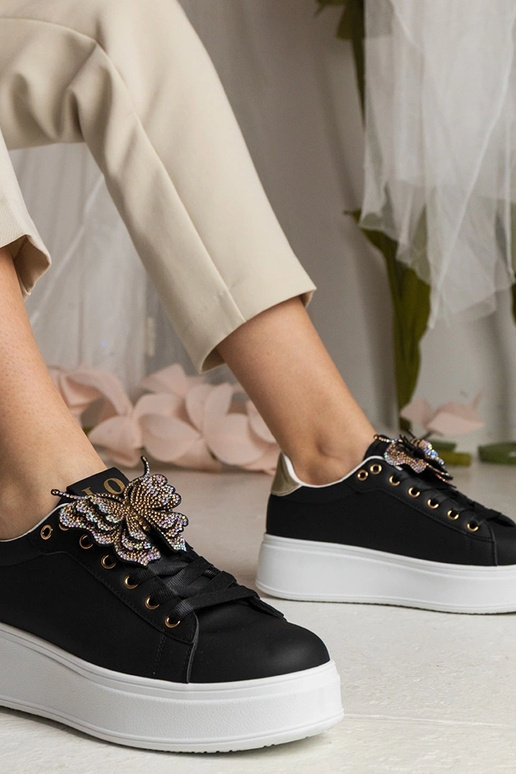 Schwarze Sneakers mit Schmetterling... Schwarze Sneakers mit Schmetterling...
