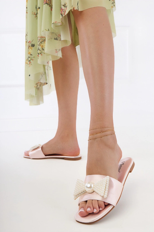 Beige satinierte Damen Hausschuhe mit... Beige satinierte Damen Hausschuhe mit...