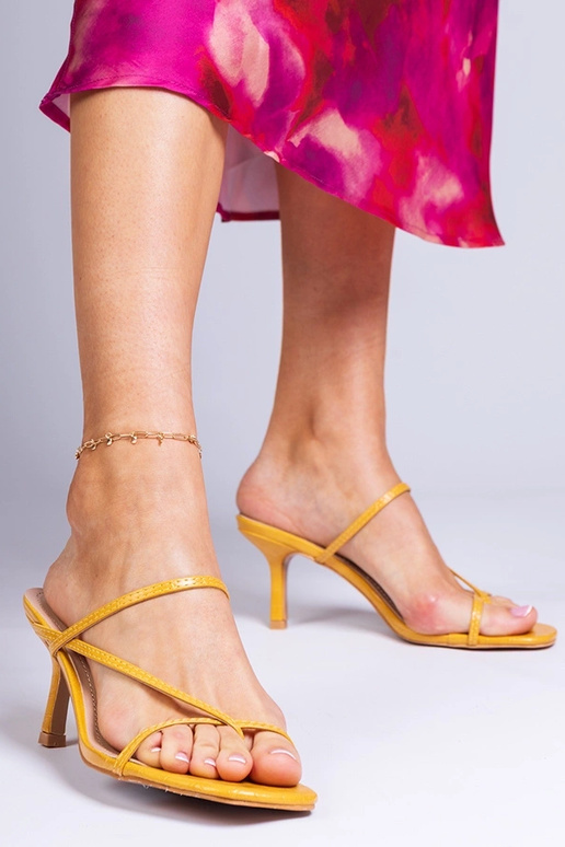 Gelbe elegante Damen-Schlappen auf... Gelbe elegante Damen-Schlappen auf...