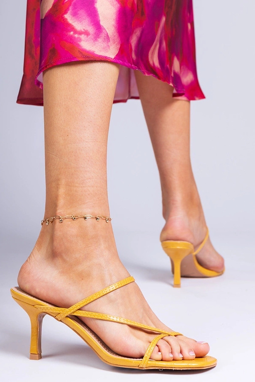 Gelbe elegante Damen-Schlappen auf... Gelbe elegante Damen-Schlappen auf...