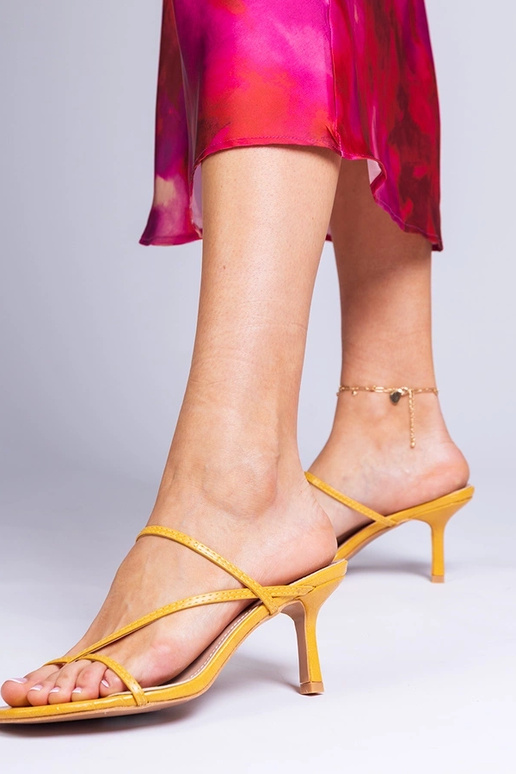 Gelbe elegante Damen-Schlappen auf... Gelbe elegante Damen-Schlappen auf...