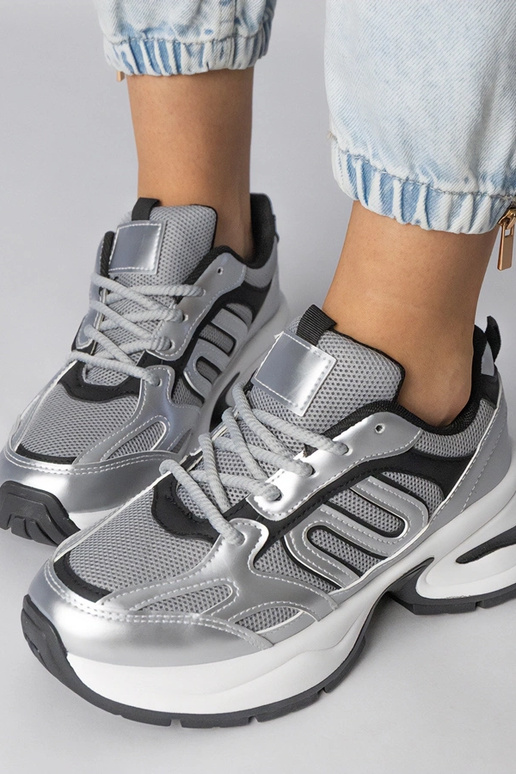 Silberne Sportschuhe auf massiver...