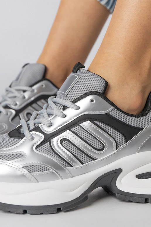 Silberne Sportschuhe auf massiver...