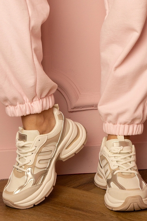 Beige Damen-Sneaker mit dicker... Beige Damen-Sneaker mit dicker...