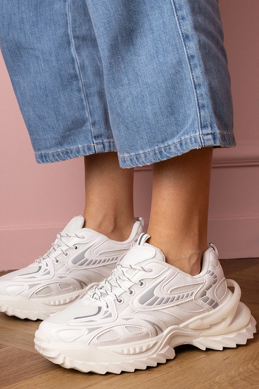 Weiße Damen-Sneaker auf stylischer... Weiße Damen-Sneaker auf stylischer...