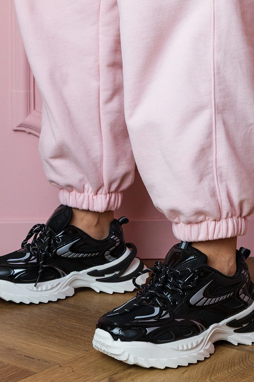 Schwarze Damen-Sneaker auf stylischer... Schwarze Damen-Sneaker auf stylischer...