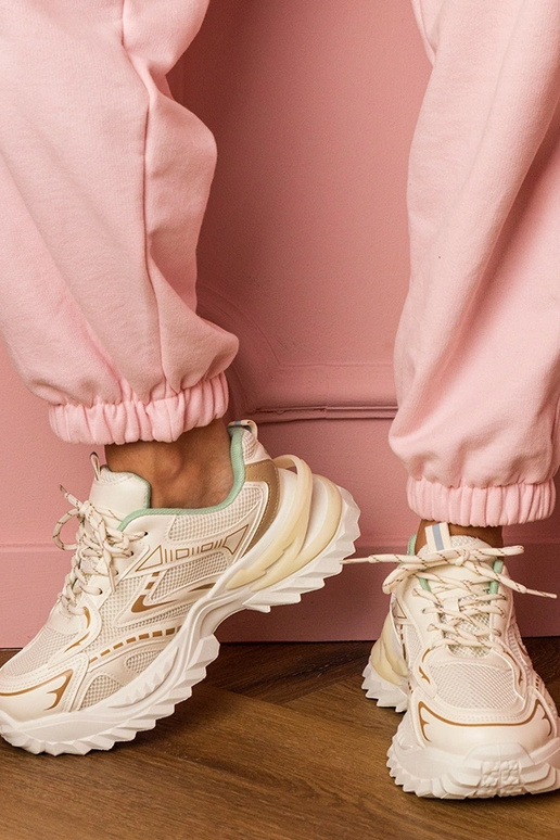 Beige Damen-Sneaker auf dicker... Beige Damen-Sneaker auf dicker...