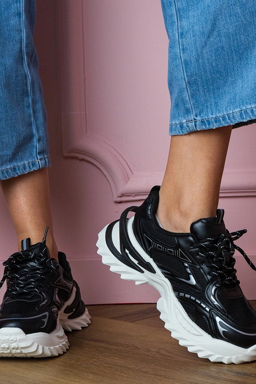 Schwarze Damen-Sneaker auf dicker... Schwarze Damen-Sneaker auf dicker...