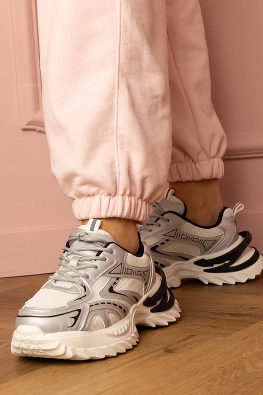 Silberne Damen-Sneaker auf dicker... Silberne Damen-Sneaker auf dicker...