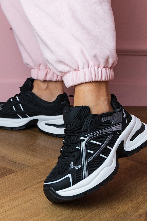 Schwarze Damen-Sneaker auf dicker... Schwarze Damen-Sneaker auf dicker...