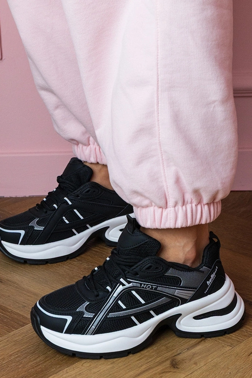 Schwarze Damen-Sneaker auf dicker... Schwarze Damen-Sneaker auf dicker...