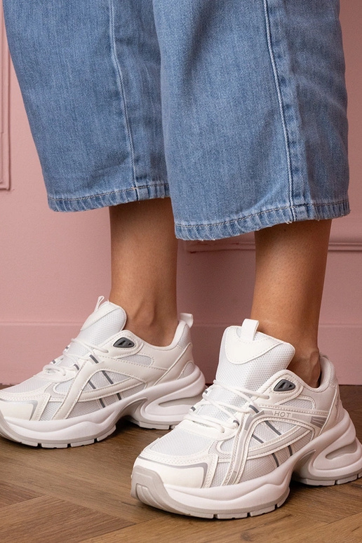 Weiße Damen-Sneaker auf dicker... Weiße Damen-Sneaker auf dicker...