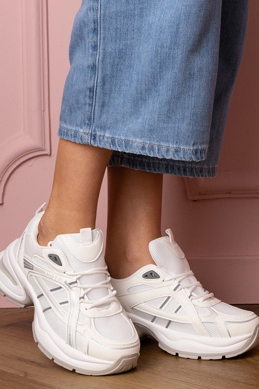 Weiße Damen-Sneaker auf dicker... Weiße Damen-Sneaker auf dicker...