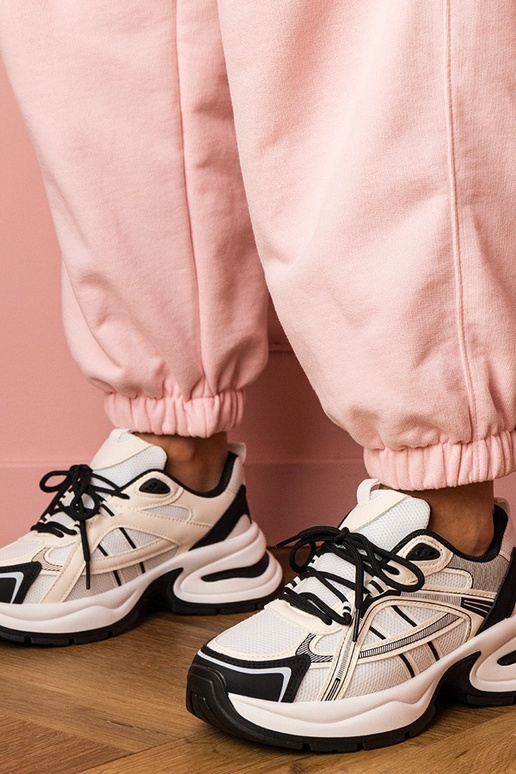 Schwarz-weiße Damen-Sneaker auf... Schwarz-weiße Damen-Sneaker auf...