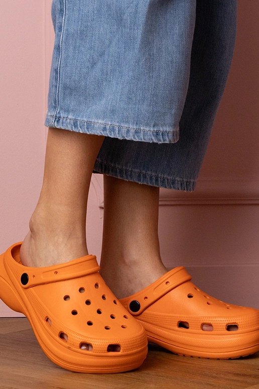 Orangefarbene Damen-Pantoletten auf... Orangefarbene Damen-Pantoletten auf...