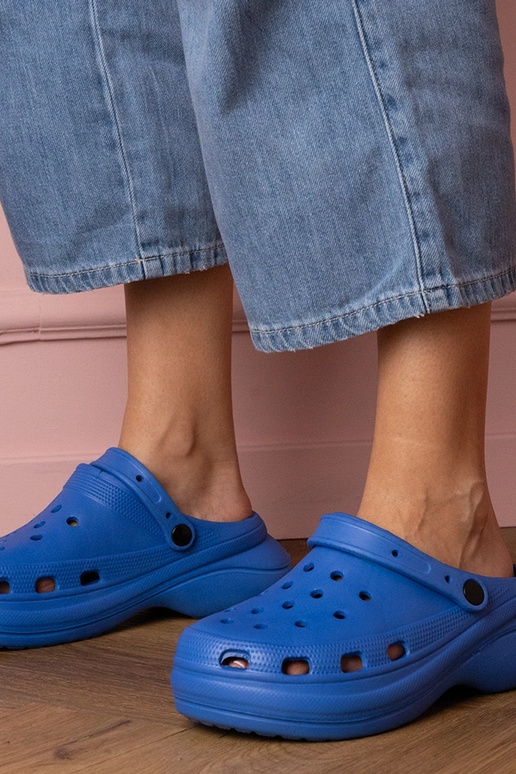 Blaue Damen-Pantoletten auf Plattform... Blaue Damen-Pantoletten auf Plattform...