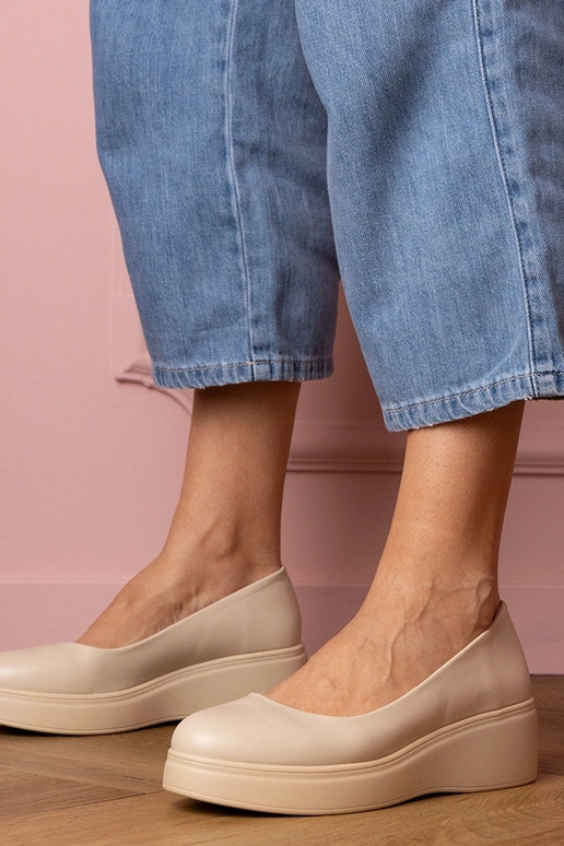 Sandfarbene Damen-Halbschuhe auf...