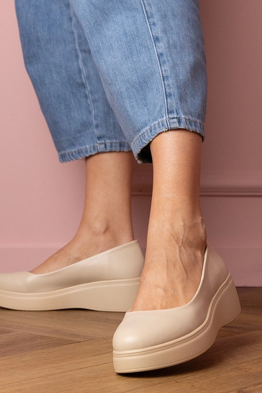 Sandfarbene Damen-Halbschuhe auf...