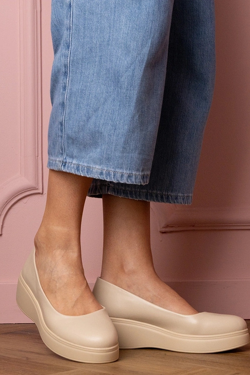 Sandfarbene Damen-Halbschuhe auf...