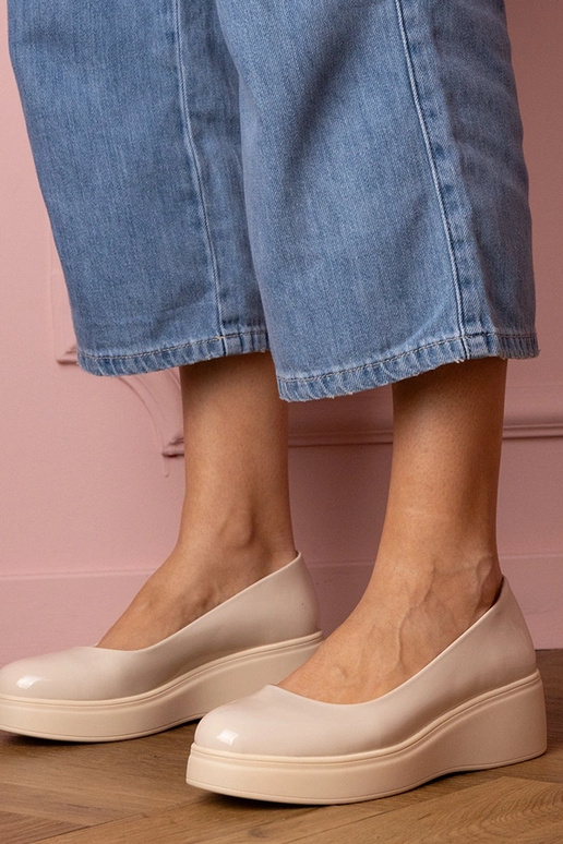 Sandfarbene lackierte...