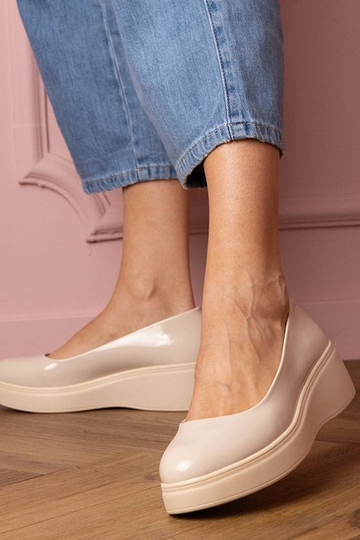 Sandfarbene lackierte...