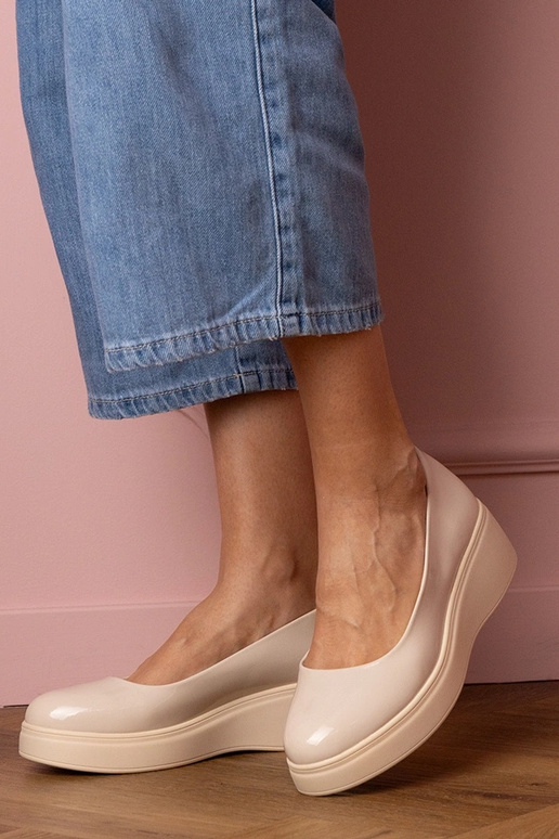 Sandfarbene lackierte...