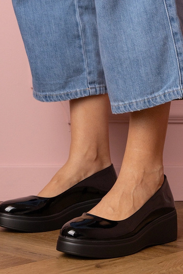Schwarze lackierte Damen-Halbschuhe auf Plattform Nikara