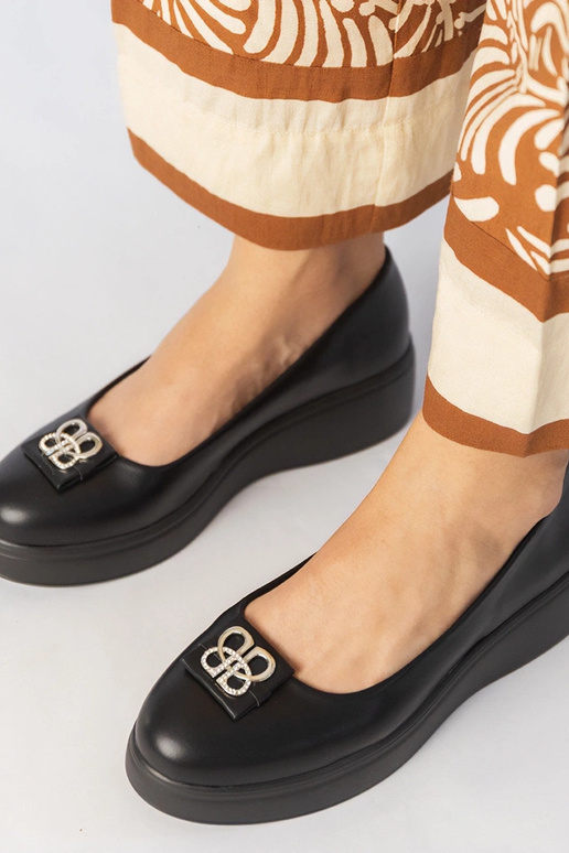 Schwarze Plateauschuhe mit...