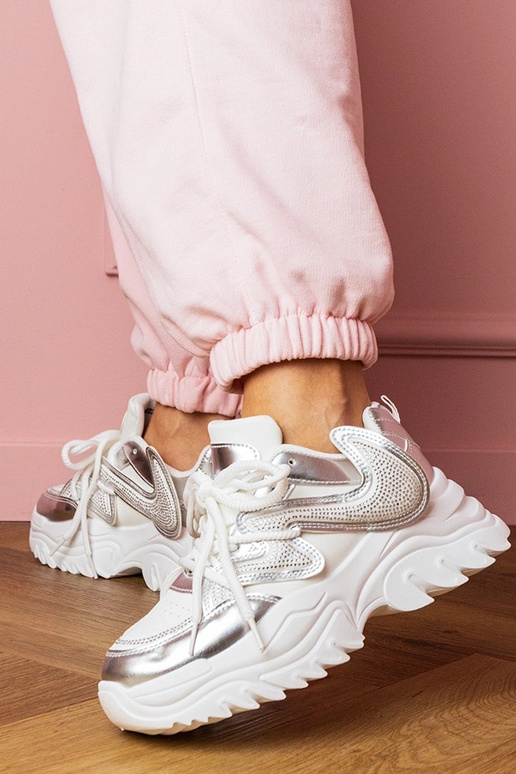 Weiße Damen-Sneaker auf dicker... Weiße Damen-Sneaker auf dicker...