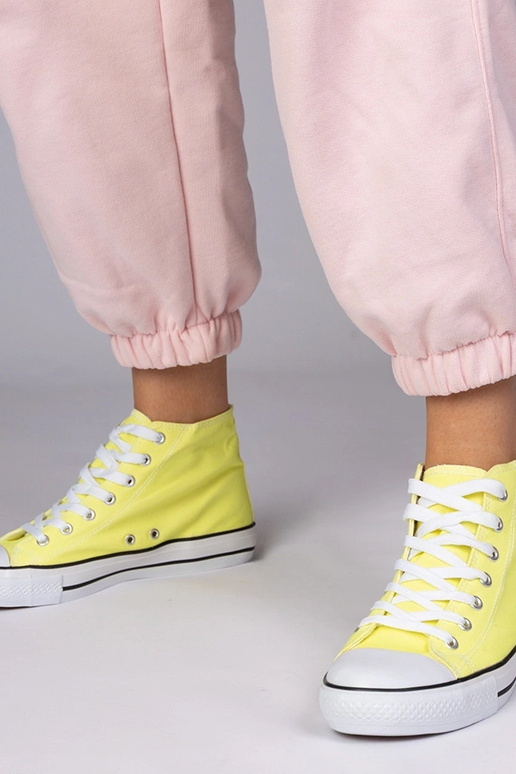 Gelbe klassische Schuhe über dem...