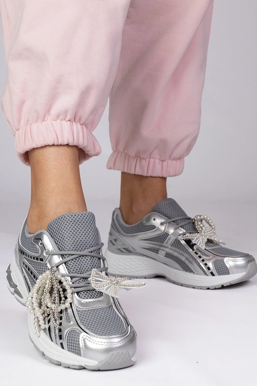 Silberne Sportschuhe mit abnehmbaren...