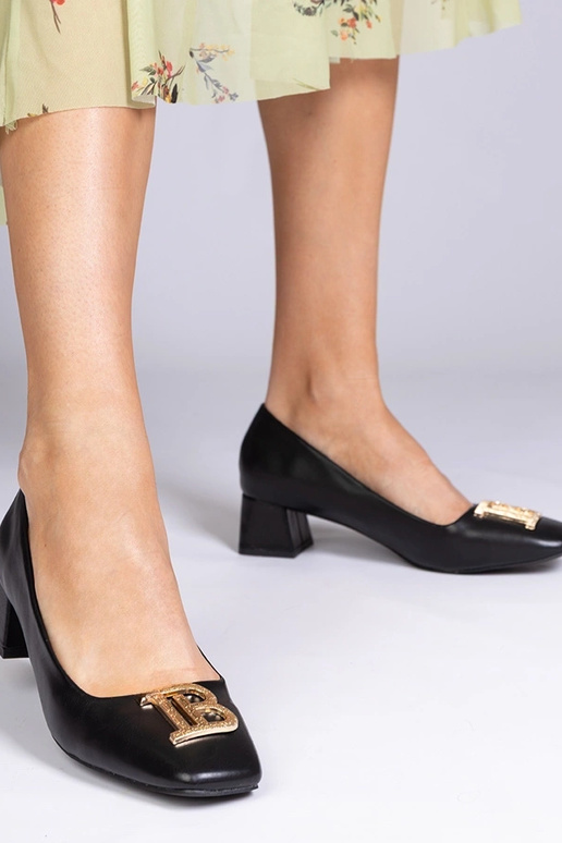 Schwarze High Heels auf niedrigem...