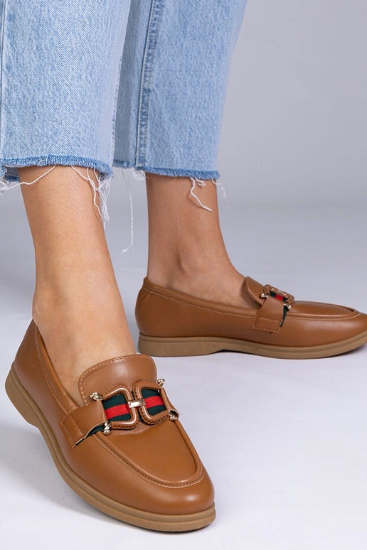 Sandfarbene Mokassins aus Kunstleder...