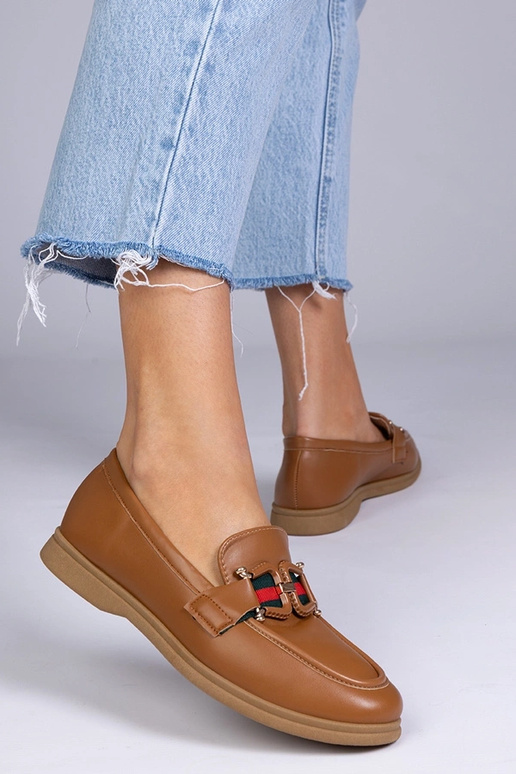 Sandfarbene Mokassins aus Kunstleder...