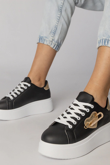 Schwarze Sportschuhe mit...