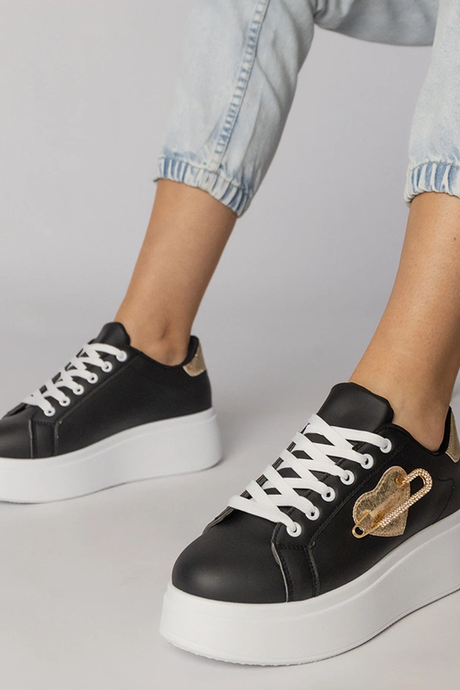 Schwarze Sportschuhe mit herzförmigem...