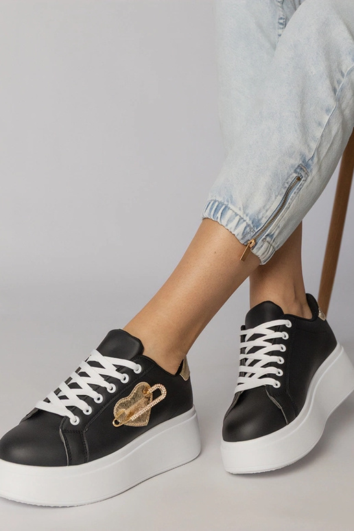 Schwarze Sportschuhe mit herzförmigem...