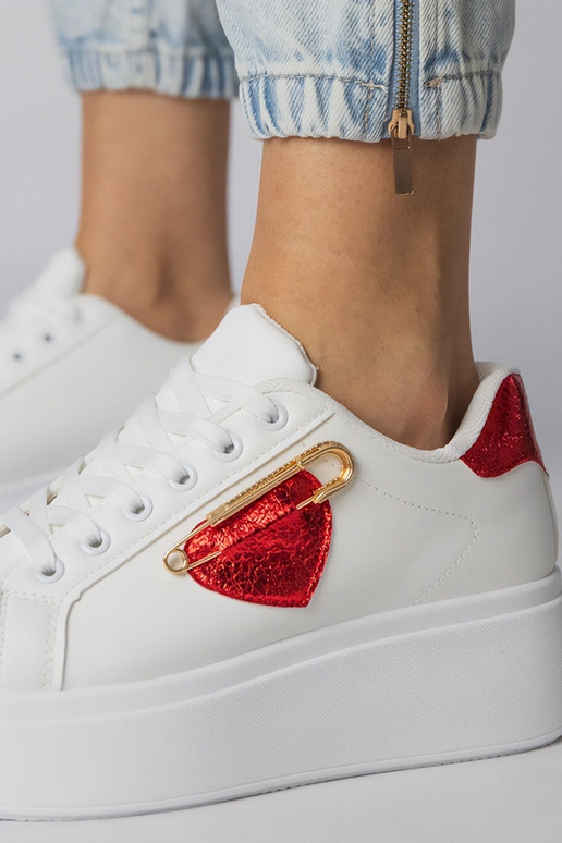 Weiße Sportschuhe mit rotem Herz,...