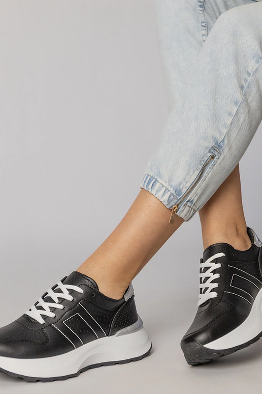 Schwarze Sportschuhe mit silbernem...