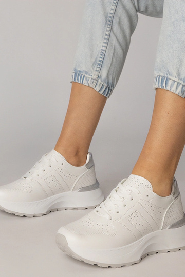 Weiße Sportschuhe mit...