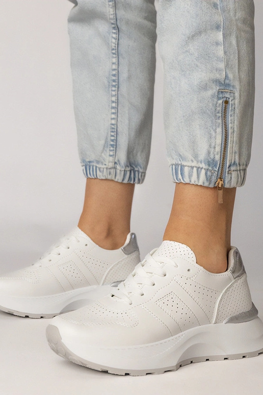 Weiße Sportschuhe mit silbernem...