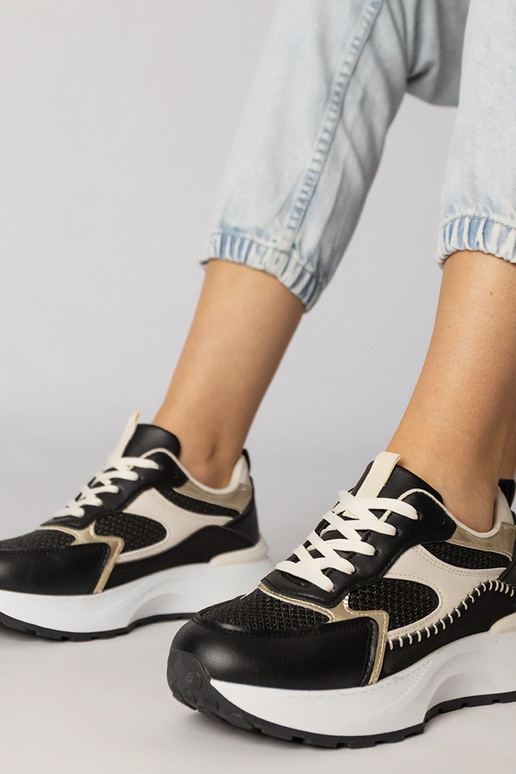 Schwarze Sportschuhe mit geflochtenem...