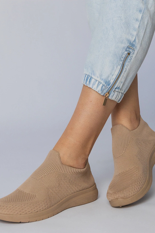 Sandfarbene Sportschuhe mit...