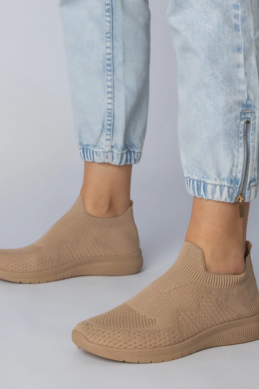 Sandfarbene Sportschuhe mit...